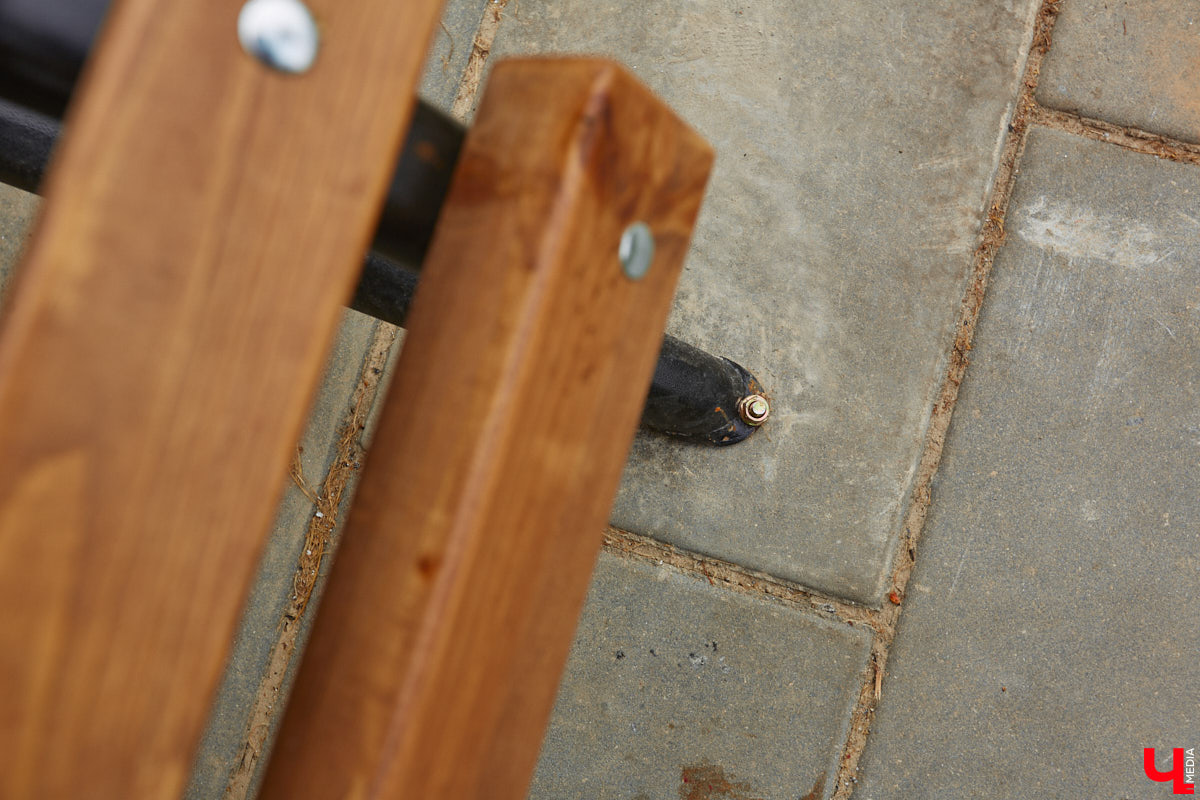 Благоустройство еще одного общественного пространства Владимира завершено. Торжественное открытие Кутузовского сквера состоится в День города, 2 сентября. «Ключ-Медиа» в компании урбаниста Артема Чернея решил заранее посетить новую локацию и изучить все ее достоинства и недостатки.