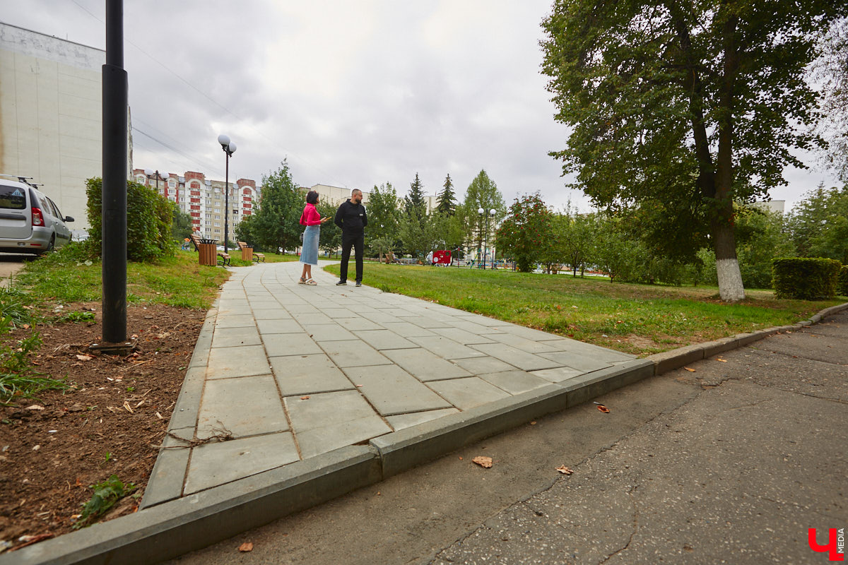 Благоустройство еще одного общественного пространства Владимира завершено. Торжественное открытие Кутузовского сквера состоится в День города, 2 сентября. «Ключ-Медиа» в компании урбаниста Артема Чернея решил заранее посетить новую локацию и изучить все ее достоинства и недостатки.