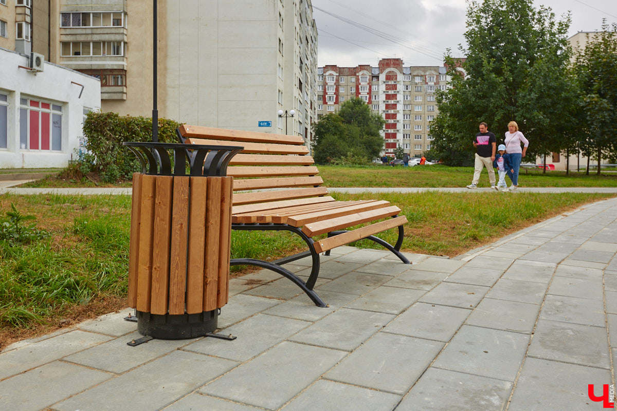 Благоустройство еще одного общественного пространства Владимира завершено. Торжественное открытие Кутузовского сквера состоится в День города, 2 сентября. «Ключ-Медиа» в компании урбаниста Артема Чернея решил заранее посетить новую локацию и изучить все ее достоинства и недостатки.