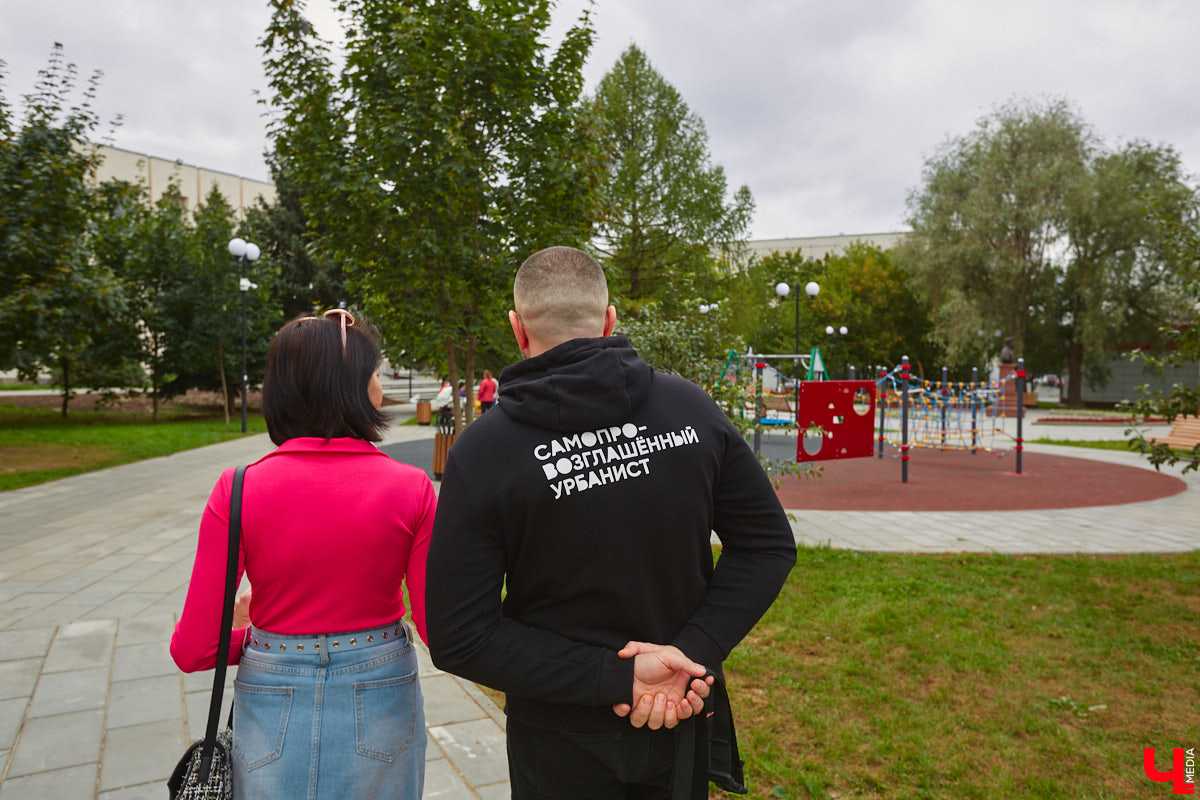Благоустройство еще одного общественного пространства Владимира завершено. Торжественное открытие Кутузовского сквера состоится в День города, 2 сентября. «Ключ-Медиа» в компании урбаниста Артема Чернея решил заранее посетить новую локацию и изучить все ее достоинства и недостатки.