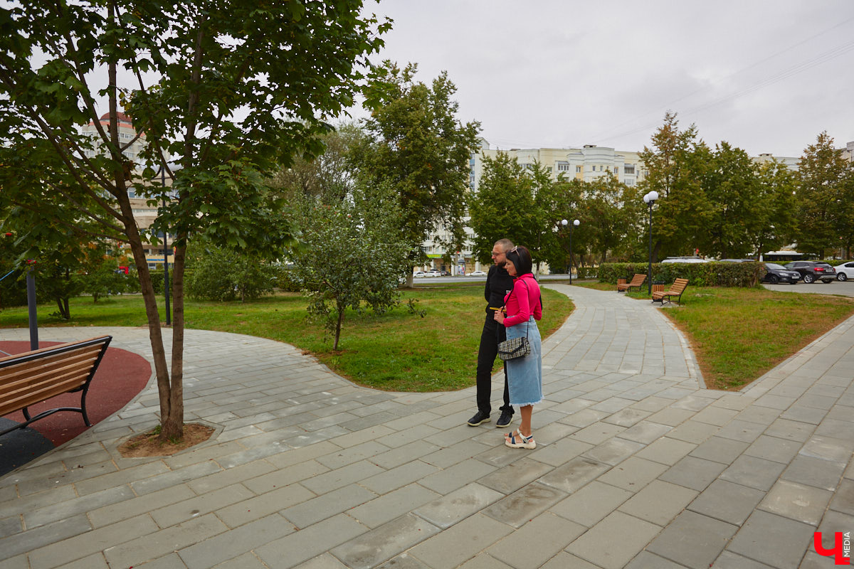 Благоустройство еще одного общественного пространства Владимира завершено. Торжественное открытие Кутузовского сквера состоится в День города, 2 сентября. «Ключ-Медиа» в компании урбаниста Артема Чернея решил заранее посетить новую локацию и изучить все ее достоинства и недостатки.