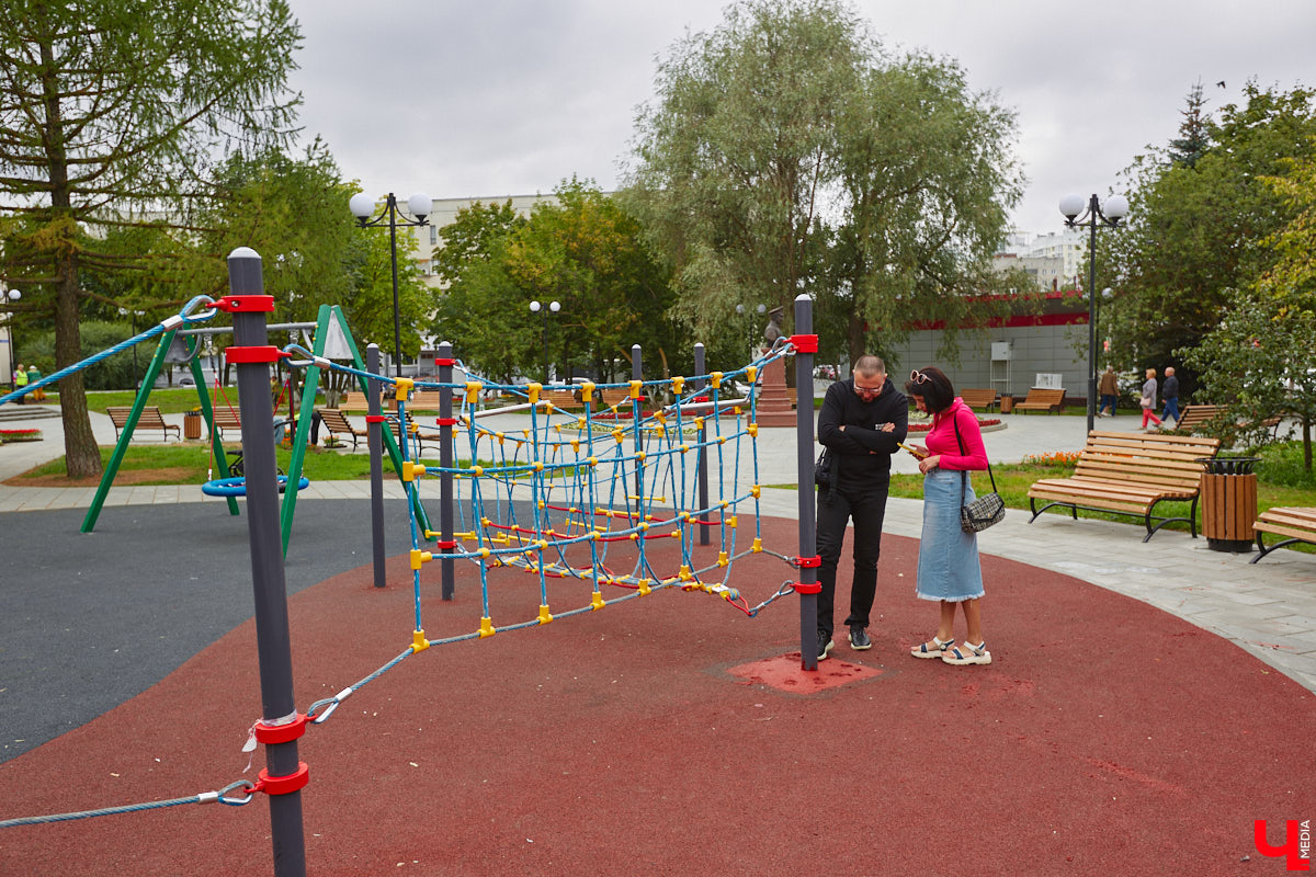 Благоустройство еще одного общественного пространства Владимира завершено. Торжественное открытие Кутузовского сквера состоится в День города, 2 сентября. «Ключ-Медиа» в компании урбаниста Артема Чернея решил заранее посетить новую локацию и изучить все ее достоинства и недостатки.