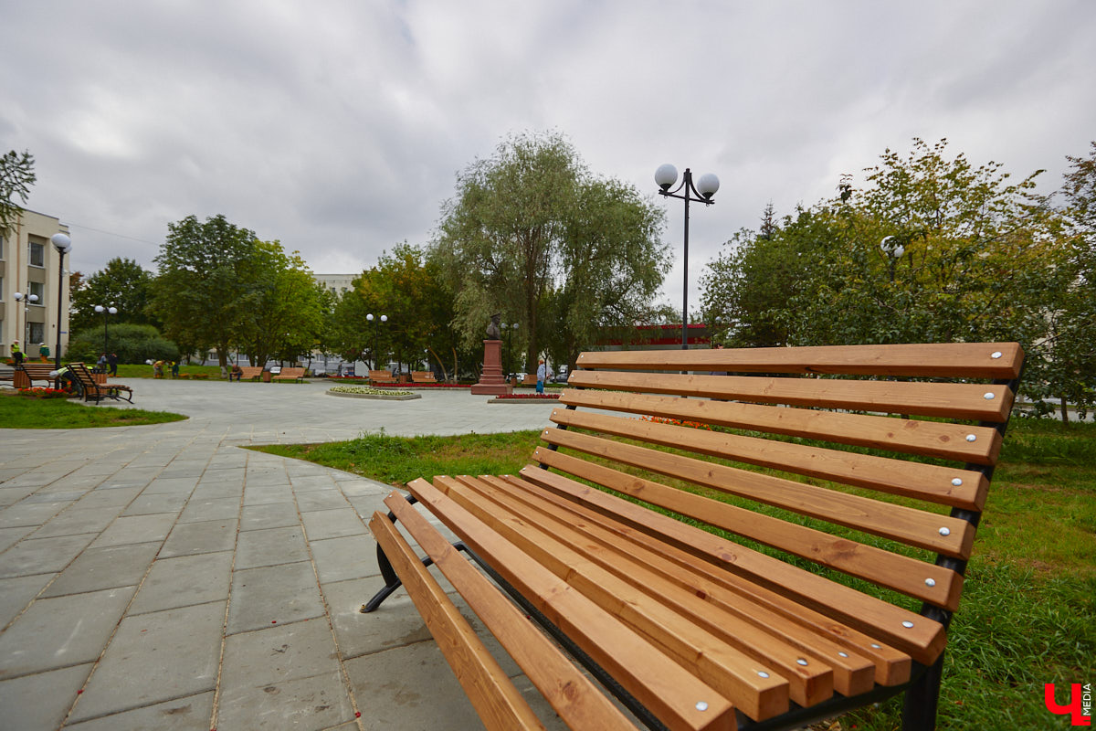 Благоустройство еще одного общественного пространства Владимира завершено. Торжественное открытие Кутузовского сквера состоится в День города, 2 сентября. «Ключ-Медиа» в компании урбаниста Артема Чернея решил заранее посетить новую локацию и изучить все ее достоинства и недостатки.
