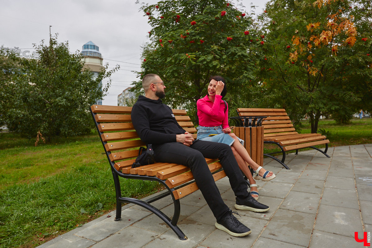 Благоустройство еще одного общественного пространства Владимира завершено. Торжественное открытие Кутузовского сквера состоится в День города, 2 сентября. «Ключ-Медиа» в компании урбаниста Артема Чернея решил заранее посетить новую локацию и изучить все ее достоинства и недостатки.