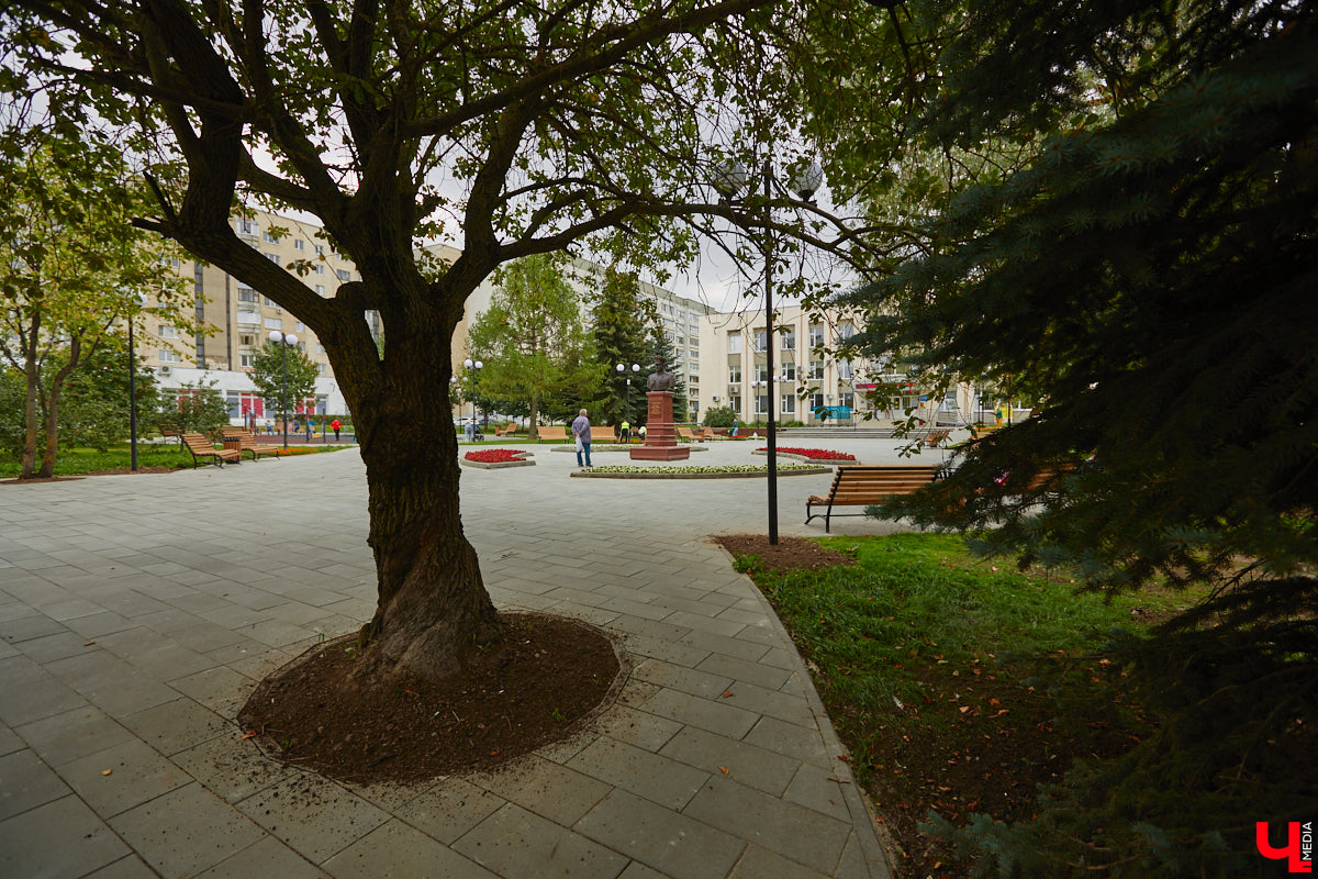 Благоустройство еще одного общественного пространства Владимира завершено. Торжественное открытие Кутузовского сквера состоится в День города, 2 сентября. «Ключ-Медиа» в компании урбаниста Артема Чернея решил заранее посетить новую локацию и изучить все ее достоинства и недостатки.