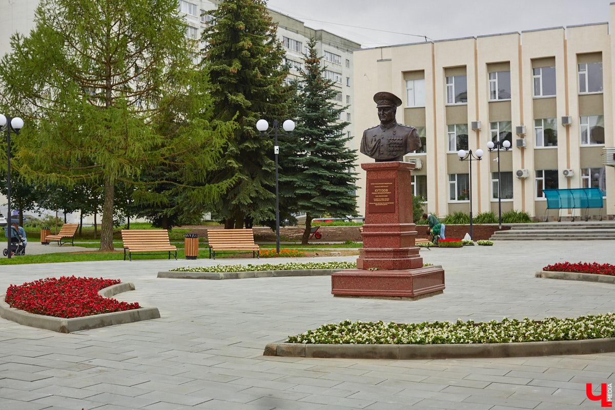 Благоустройство еще одного общественного пространства Владимира завершено. Торжественное открытие Кутузовского сквера состоится в День города, 2 сентября. «Ключ-Медиа» в компании урбаниста Артема Чернея решил заранее посетить новую локацию и изучить все ее достоинства и недостатки.