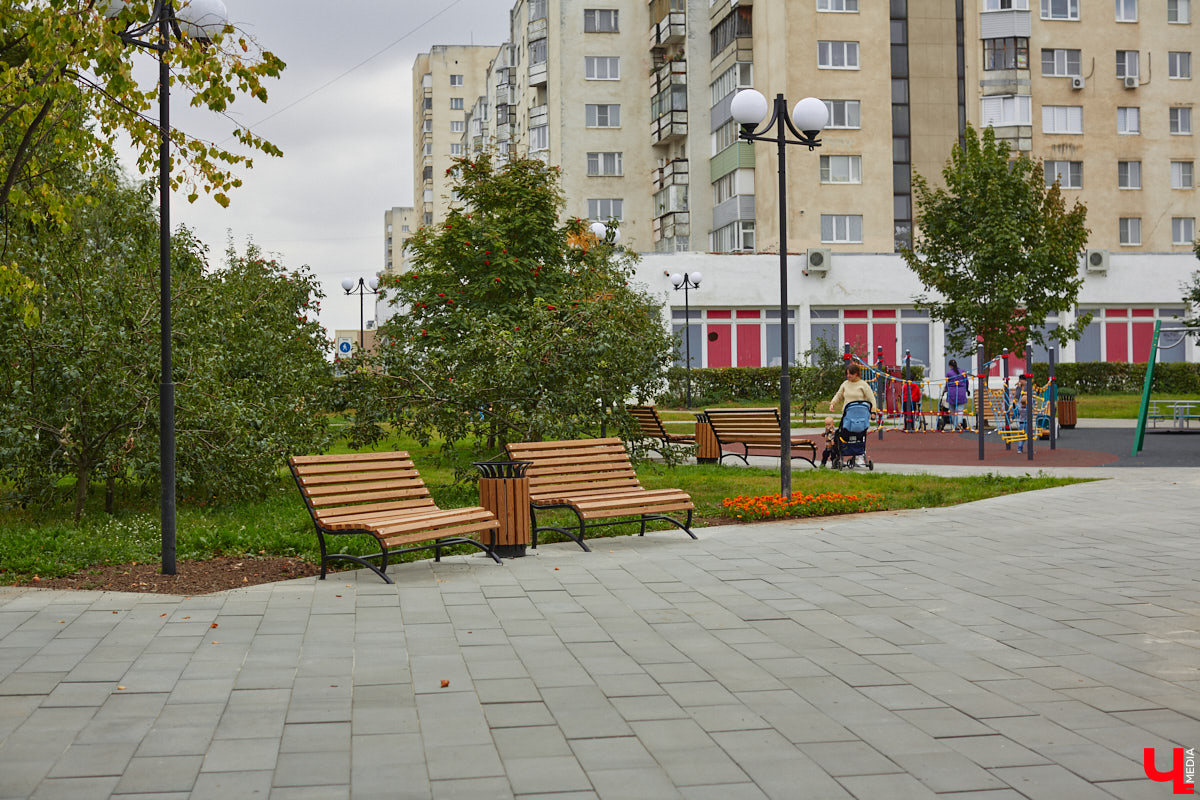 Благоустройство еще одного общественного пространства Владимира завершено. Торжественное открытие Кутузовского сквера состоится в День города, 2 сентября. «Ключ-Медиа» в компании урбаниста Артема Чернея решил заранее посетить новую локацию и изучить все ее достоинства и недостатки.