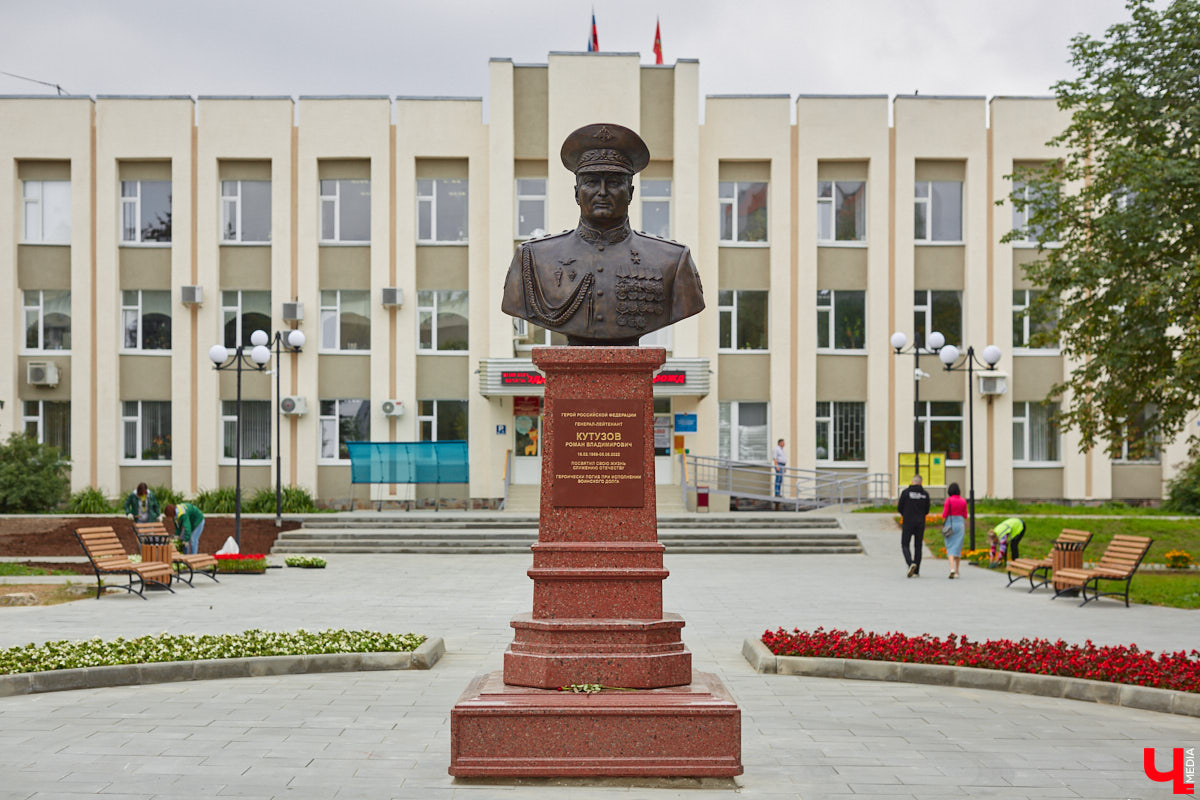 Благоустройство еще одного общественного пространства Владимира завершено. Торжественное открытие Кутузовского сквера состоится в День города, 2 сентября. «Ключ-Медиа» в компании урбаниста Артема Чернея решил заранее посетить новую локацию и изучить все ее достоинства и недостатки.