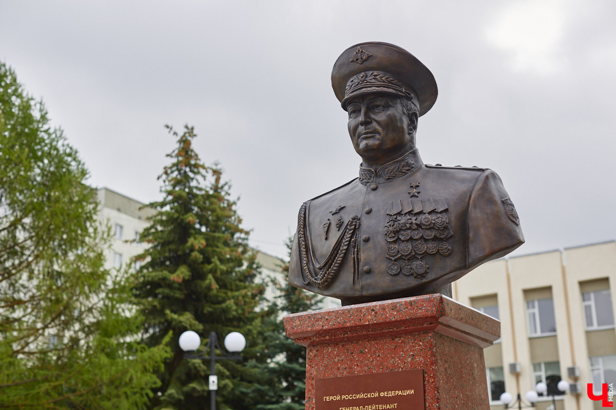 Благоустройство еще одного общественного пространства Владимира завершено. Торжественное открытие Кутузовского сквера состоится в День города, 2 сентября. «Ключ-Медиа» в компании урбаниста Артема Чернея решил заранее посетить новую локацию и изучить все ее достоинства и недостатки.