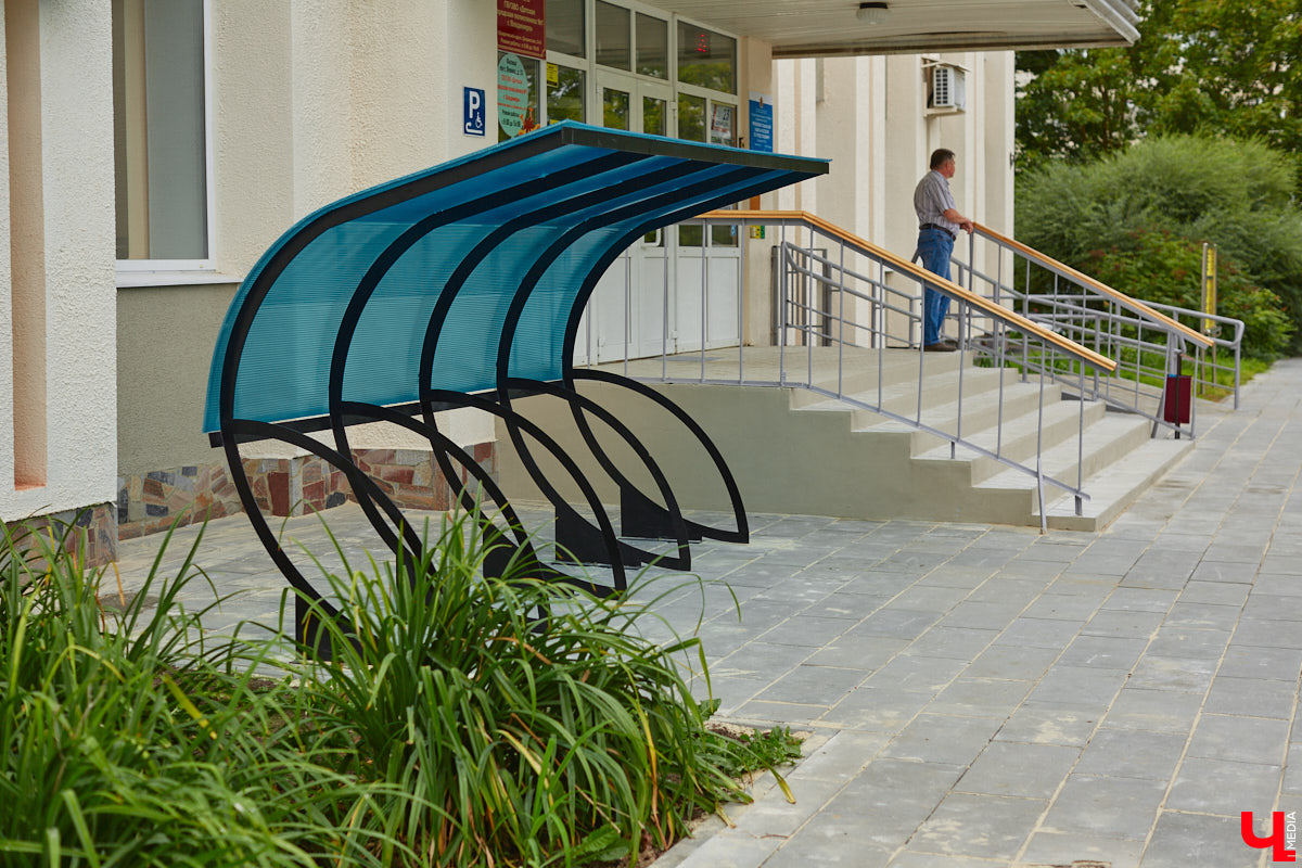 Благоустройство еще одного общественного пространства Владимира завершено. Торжественное открытие Кутузовского сквера состоится в День города, 2 сентября. «Ключ-Медиа» в компании урбаниста Артема Чернея решил заранее посетить новую локацию и изучить все ее достоинства и недостатки.