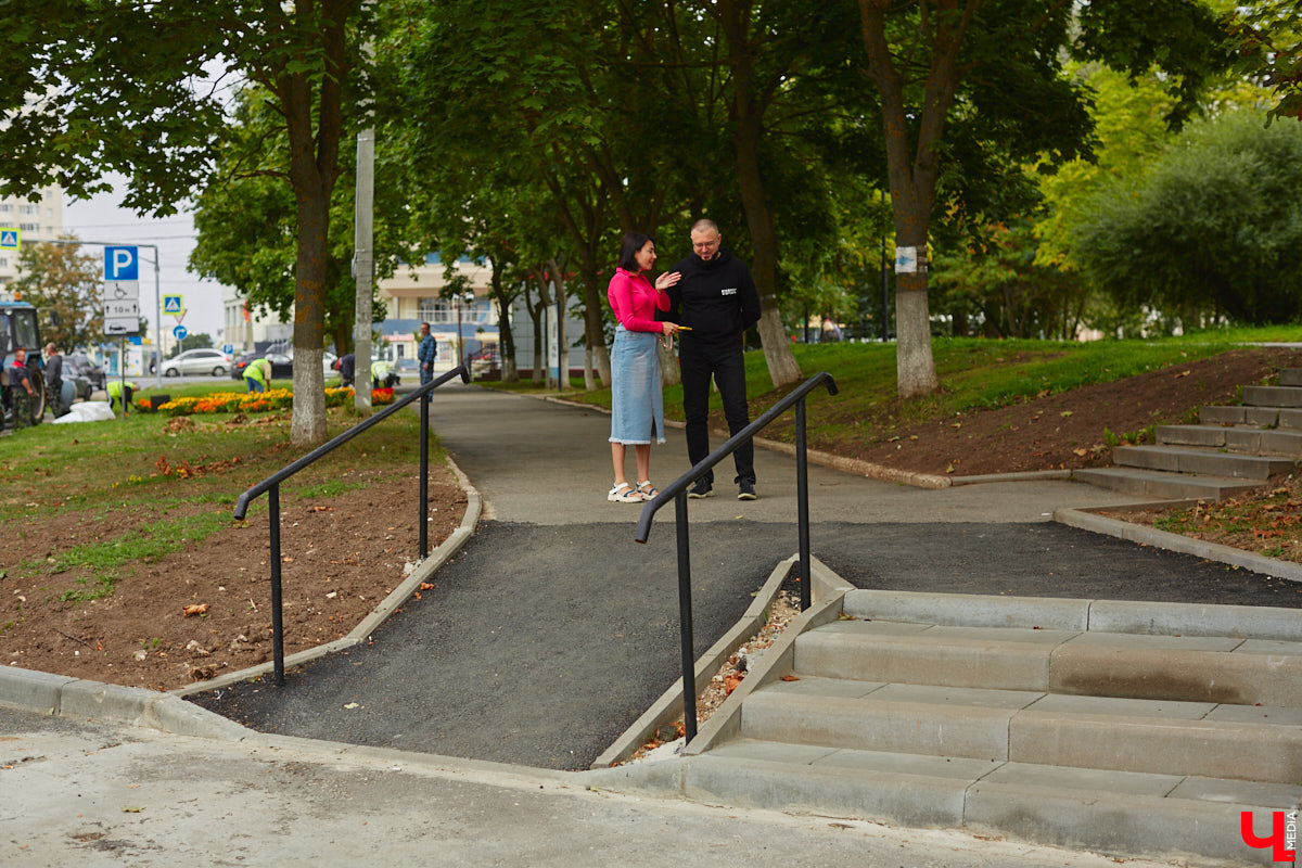 Благоустройство еще одного общественного пространства Владимира завершено. Торжественное открытие Кутузовского сквера состоится в День города, 2 сентября. «Ключ-Медиа» в компании урбаниста Артема Чернея решил заранее посетить новую локацию и изучить все ее достоинства и недостатки.