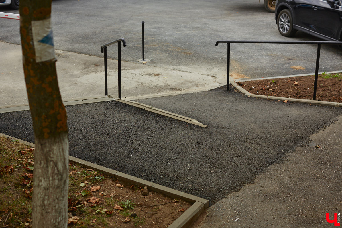 Благоустройство еще одного общественного пространства Владимира завершено. Торжественное открытие Кутузовского сквера состоится в День города, 2 сентября. «Ключ-Медиа» в компании урбаниста Артема Чернея решил заранее посетить новую локацию и изучить все ее достоинства и недостатки.