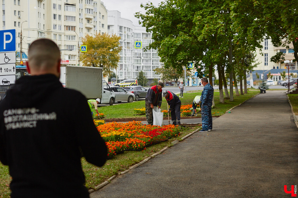 Благоустройство еще одного общественного пространства Владимира завершено. Торжественное открытие Кутузовского сквера состоится в День города, 2 сентября. «Ключ-Медиа» в компании урбаниста Артема Чернея решил заранее посетить новую локацию и изучить все ее достоинства и недостатки.