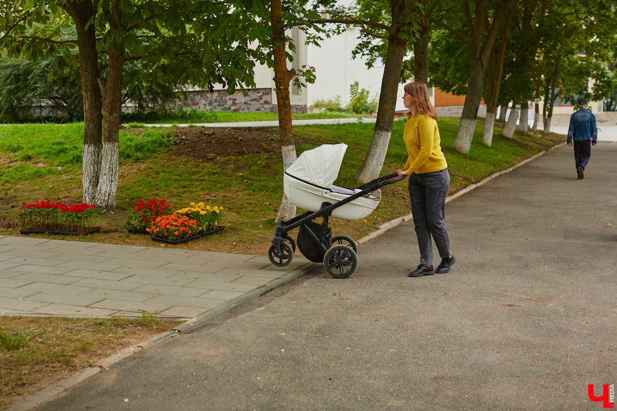 Благоустройство еще одного общественного пространства Владимира завершено. Торжественное открытие Кутузовского сквера состоится в День города, 2 сентября. «Ключ-Медиа» в компании урбаниста Артема Чернея решил заранее посетить новую локацию и изучить все ее достоинства и недостатки.