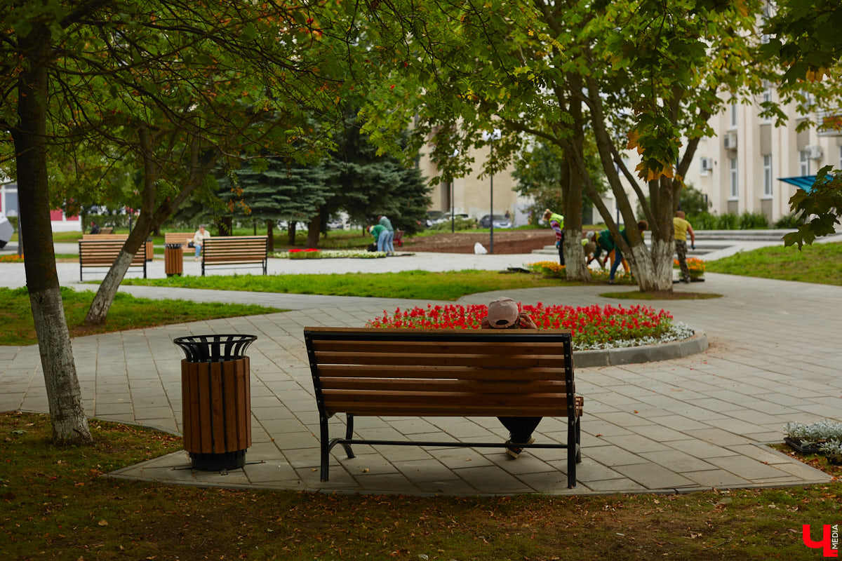 Благоустройство еще одного общественного пространства Владимира завершено. Торжественное открытие Кутузовского сквера состоится в День города, 2 сентября. «Ключ-Медиа» в компании урбаниста Артема Чернея решил заранее посетить новую локацию и изучить все ее достоинства и недостатки.