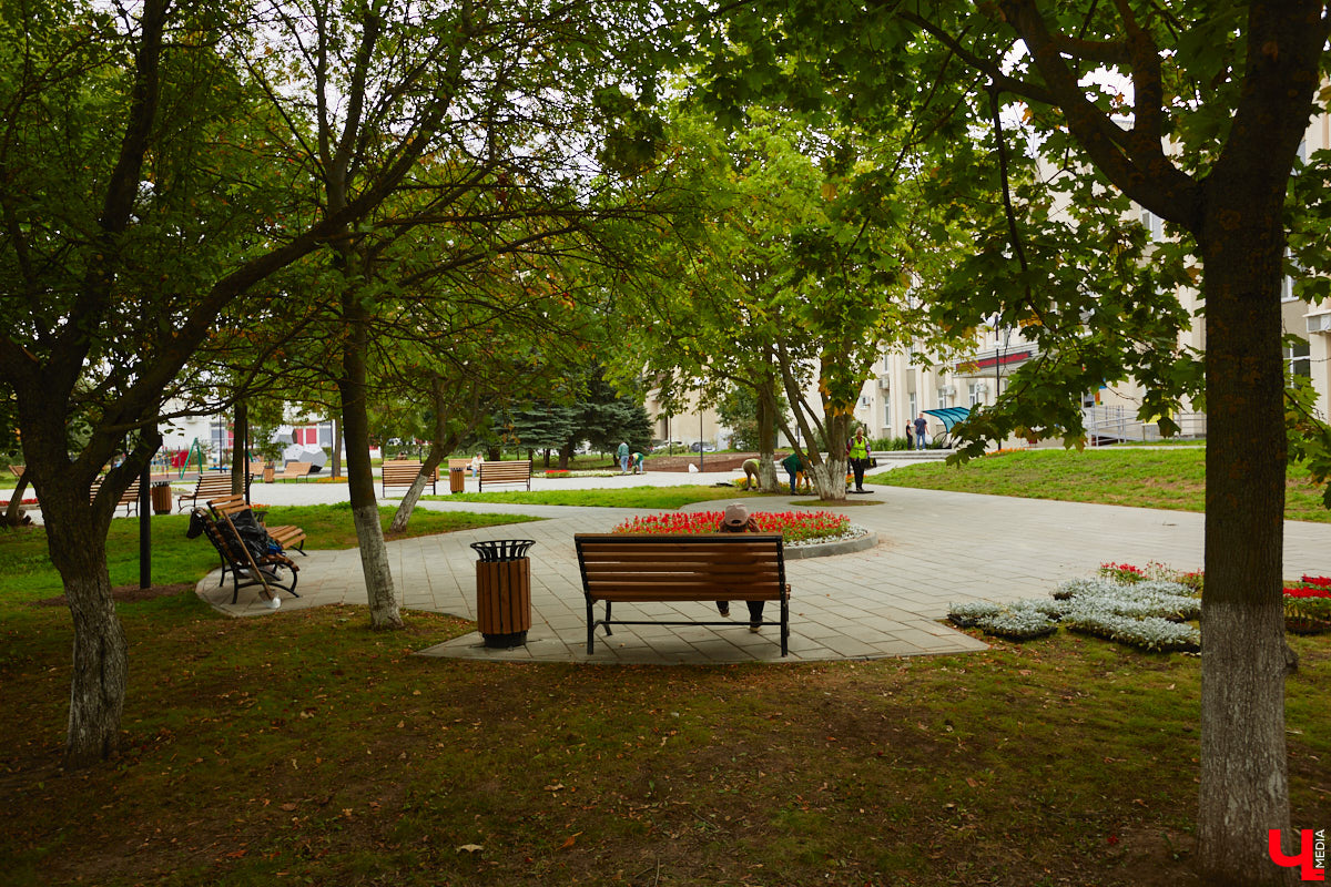 Благоустройство еще одного общественного пространства Владимира завершено. Торжественное открытие Кутузовского сквера состоится в День города, 2 сентября. «Ключ-Медиа» в компании урбаниста Артема Чернея решил заранее посетить новую локацию и изучить все ее достоинства и недостатки.