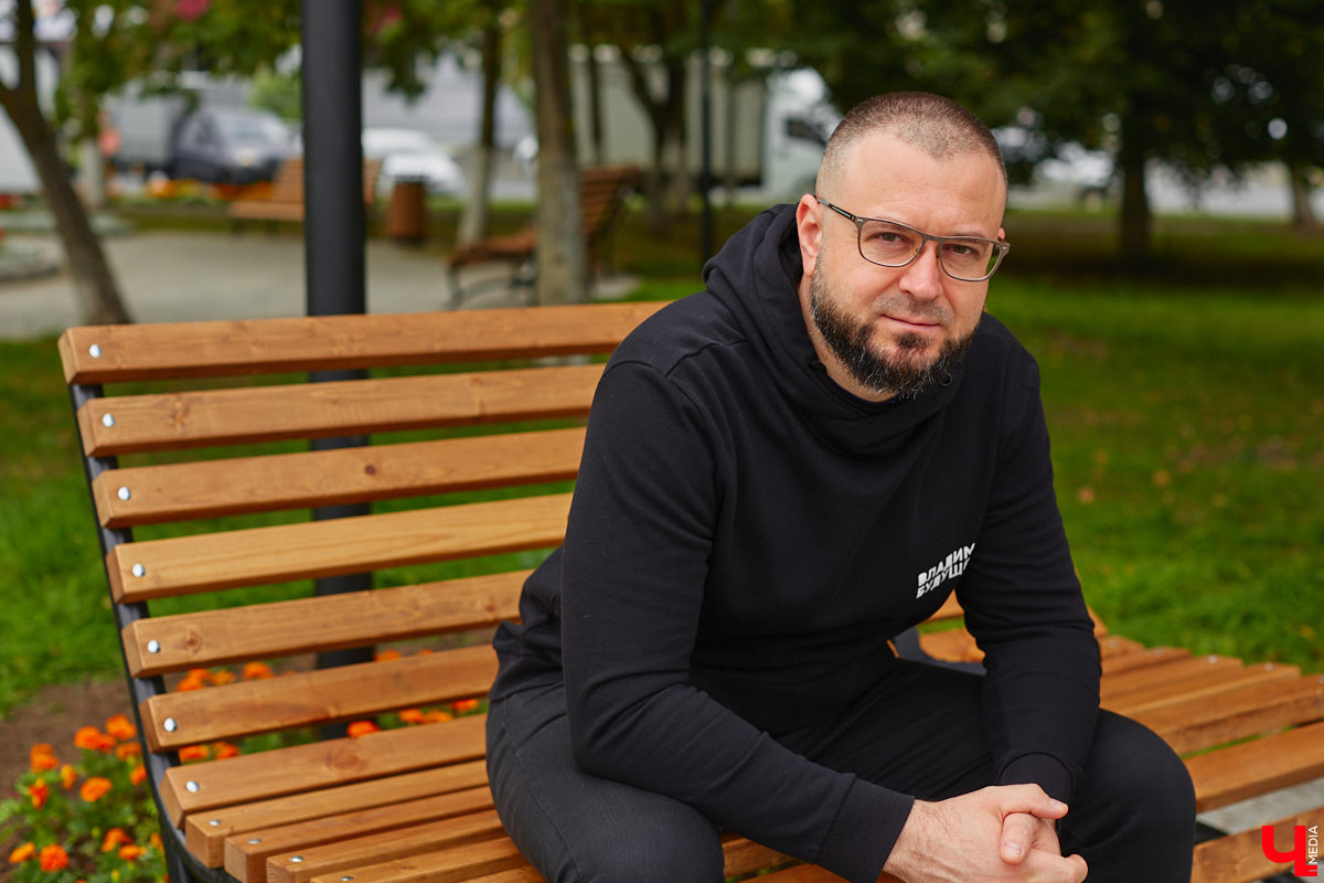 Благоустройство еще одного общественного пространства Владимира завершено. Торжественное открытие Кутузовского сквера состоится в День города, 2 сентября. «Ключ-Медиа» в компании урбаниста Артема Чернея решил заранее посетить новую локацию и изучить все ее достоинства и недостатки.