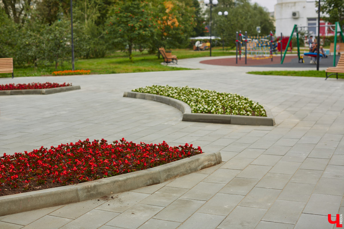 Благоустройство еще одного общественного пространства Владимира завершено. Торжественное открытие Кутузовского сквера состоится в День города, 2 сентября. «Ключ-Медиа» в компании урбаниста Артема Чернея решил заранее посетить новую локацию и изучить все ее достоинства и недостатки.