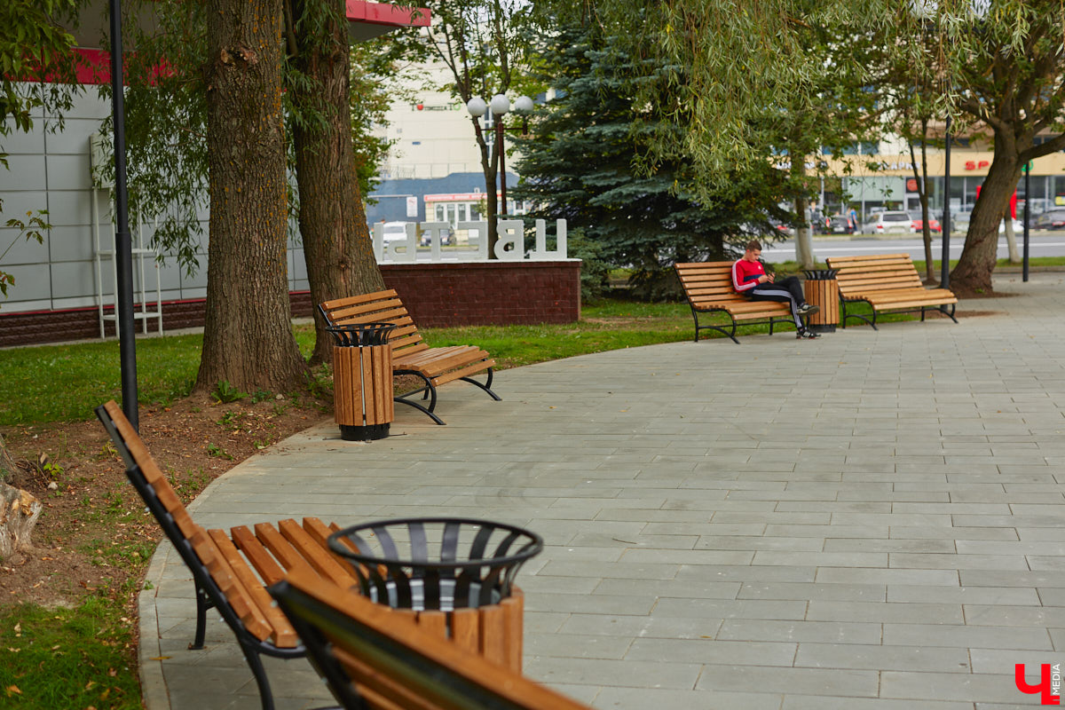 Благоустройство еще одного общественного пространства Владимира завершено. Торжественное открытие Кутузовского сквера состоится в День города, 2 сентября. «Ключ-Медиа» в компании урбаниста Артема Чернея решил заранее посетить новую локацию и изучить все ее достоинства и недостатки.