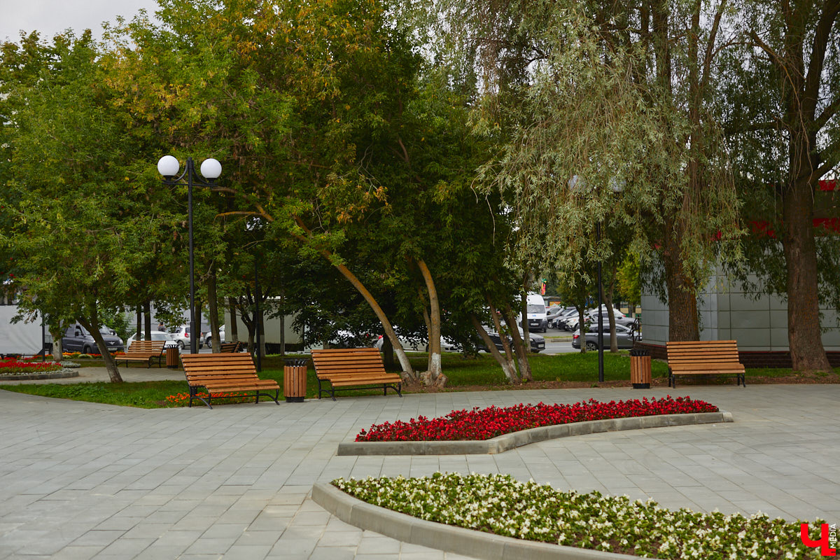 Благоустройство еще одного общественного пространства Владимира завершено. Торжественное открытие Кутузовского сквера состоится в День города, 2 сентября. «Ключ-Медиа» в компании урбаниста Артема Чернея решил заранее посетить новую локацию и изучить все ее достоинства и недостатки.