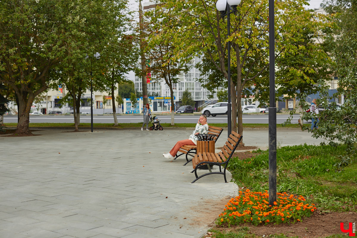 Благоустройство еще одного общественного пространства Владимира завершено. Торжественное открытие Кутузовского сквера состоится в День города, 2 сентября. «Ключ-Медиа» в компании урбаниста Артема Чернея решил заранее посетить новую локацию и изучить все ее достоинства и недостатки.