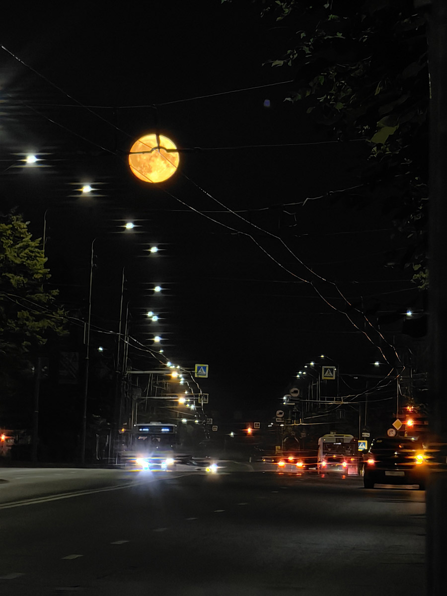 Лето завершилось уникальным событием под названием «голубое суперлуние». Если ваш взор не был устремлен в небо, то хотя бы посмотрите фотографии тех, кто ночью не спал, а наблюдал за редким астрономическим явлением.