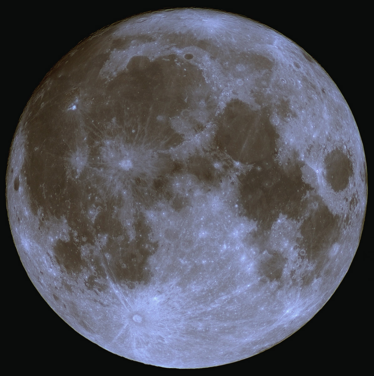 Лето завершилось уникальным событием под названием «голубое суперлуние». Если ваш взор не был устремлен в небо, то хотя бы посмотрите фотографии тех, кто ночью не спал, а наблюдал за редким астрономическим явлением.