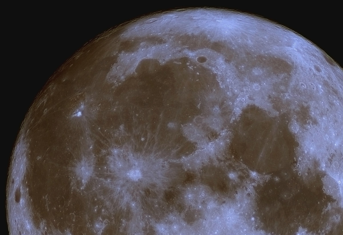 Лето завершилось уникальным событием под названием «голубое суперлуние». Если ваш взор не был устремлен в небо, то хотя бы посмотрите фотографии тех, кто ночью не спал, а наблюдал за редким астрономическим явлением.