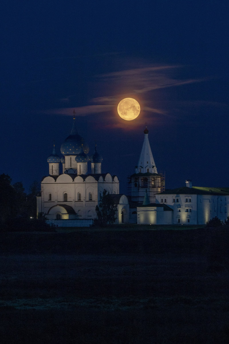 Лето завершилось уникальным событием под названием «голубое суперлуние». Если ваш взор не был устремлен в небо, то хотя бы посмотрите фотографии тех, кто ночью не спал, а наблюдал за редким астрономическим явлением.