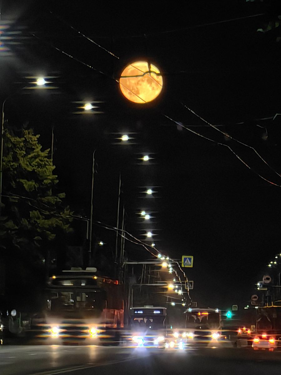 Лето завершилось уникальным событием под названием «голубое суперлуние». Если ваш взор не был устремлен в небо, то хотя бы посмотрите фотографии тех, кто ночью не спал, а наблюдал за редким астрономическим явлением.