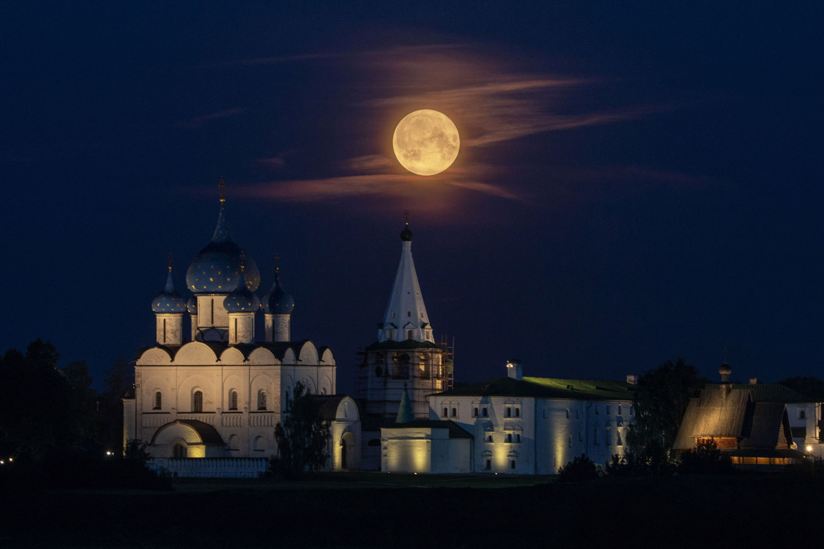 Лето завершилось уникальным событием под названием «голубое суперлуние». Если ваш взор не был устремлен в небо, то хотя бы посмотрите фотографии тех, кто ночью не спал, а наблюдал за редким астрономическим явлением.