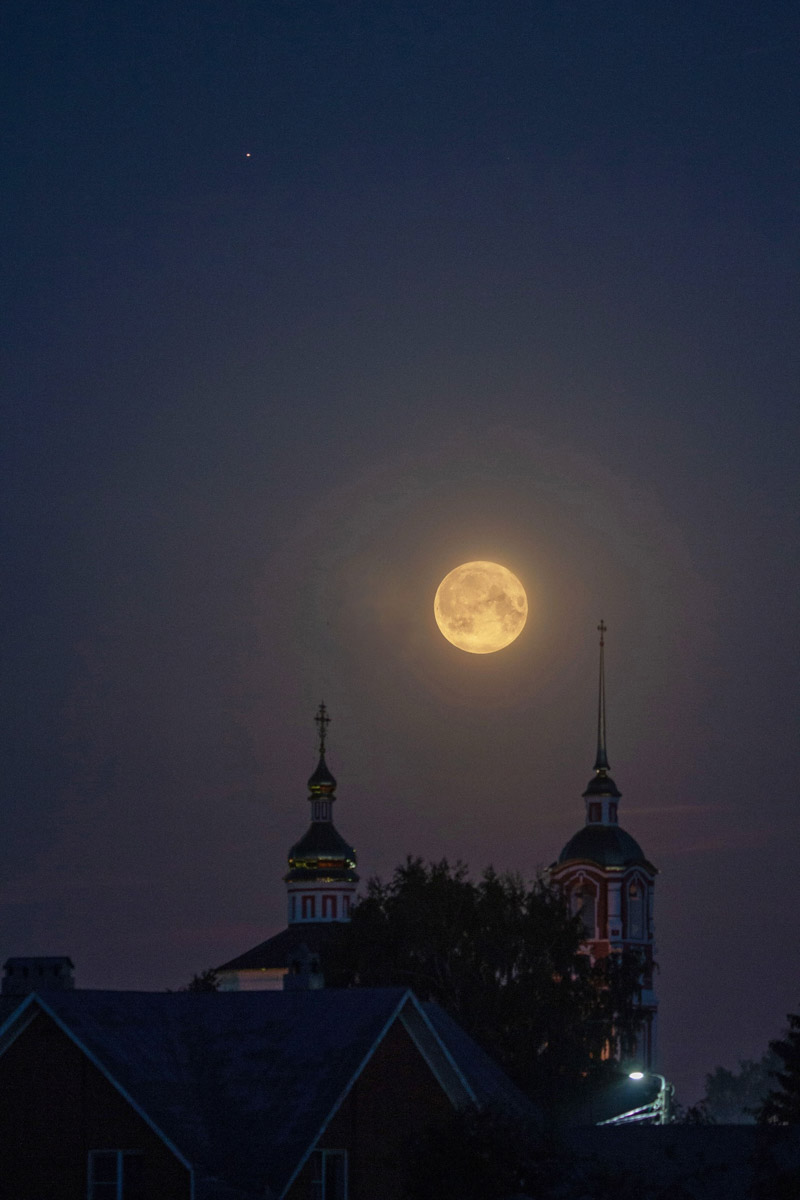 Лето завершилось уникальным событием под названием «голубое суперлуние». Если ваш взор не был устремлен в небо, то хотя бы посмотрите фотографии тех, кто ночью не спал, а наблюдал за редким астрономическим явлением.