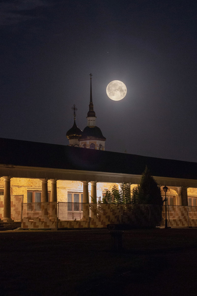 Лето завершилось уникальным событием под названием «голубое суперлуние». Если ваш взор не был устремлен в небо, то хотя бы посмотрите фотографии тех, кто ночью не спал, а наблюдал за редким астрономическим явлением.