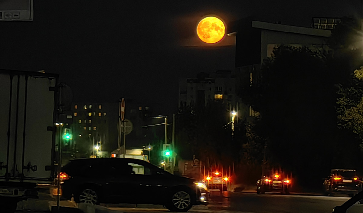 Лето завершилось уникальным событием под названием «голубое суперлуние». Если ваш взор не был устремлен в небо, то хотя бы посмотрите фотографии тех, кто ночью не спал, а наблюдал за редким астрономическим явлением.