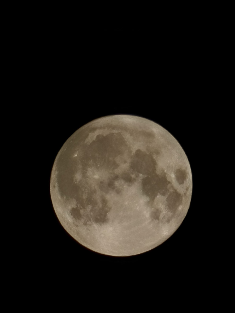 Лето завершилось уникальным событием под названием «голубое суперлуние». Если ваш взор не был устремлен в небо, то хотя бы посмотрите фотографии тех, кто ночью не спал, а наблюдал за редким астрономическим явлением.