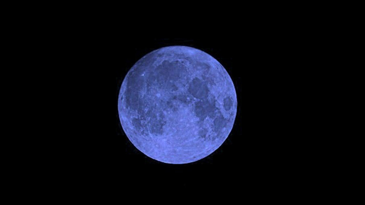 Лето завершилось уникальным событием под названием «голубое суперлуние». Если ваш взор не был устремлен в небо, то хотя бы посмотрите фотографии тех, кто ночью не спал, а наблюдал за редким астрономическим явлением.