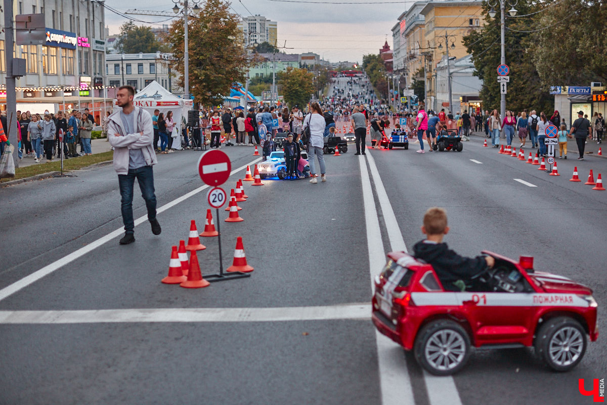 В эту субботу, 2 сентября, Владимир начал отмечать солидную дату — свое 1033-летие. Поздравления именинник принимал в центре города, который по традиции перекрыли и обрамили торговыми точками и развлекательными площадками. «Ключ-Медиа», разумеется, тоже решил почувствовать вкус праздника и влился в толпу гуляющих на День города!