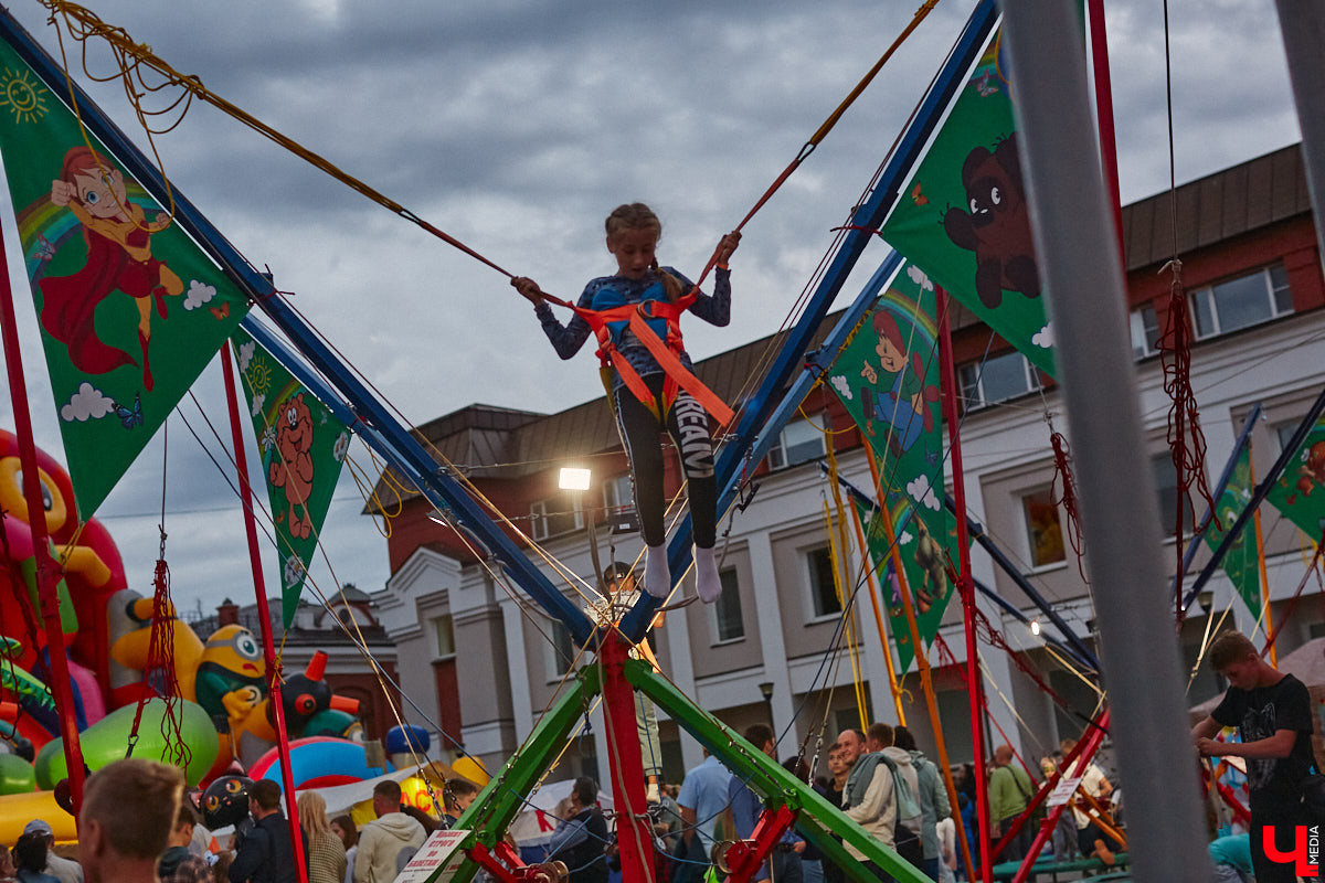 В эту субботу, 2 сентября, Владимир начал отмечать солидную дату — свое 1033-летие. Поздравления именинник принимал в центре города, который по традиции перекрыли и обрамили торговыми точками и развлекательными площадками. «Ключ-Медиа», разумеется, тоже решил почувствовать вкус праздника и влился в толпу гуляющих на День города!