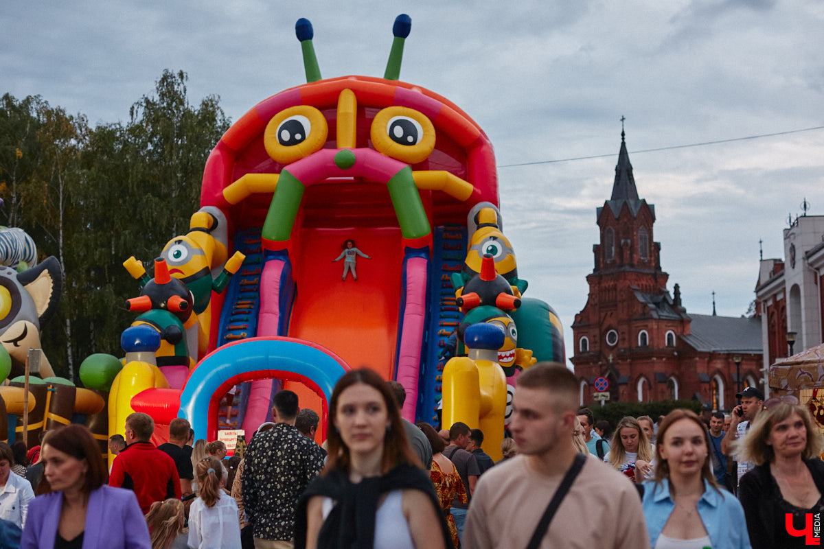 В эту субботу, 2 сентября, Владимир начал отмечать солидную дату — свое 1033-летие. Поздравления именинник принимал в центре города, который по традиции перекрыли и обрамили торговыми точками и развлекательными площадками. «Ключ-Медиа», разумеется, тоже решил почувствовать вкус праздника и влился в толпу гуляющих на День города!