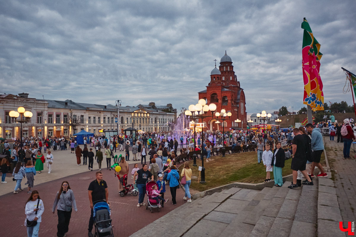 В эту субботу, 2 сентября, Владимир начал отмечать солидную дату — свое 1033-летие. Поздравления именинник принимал в центре города, который по традиции перекрыли и обрамили торговыми точками и развлекательными площадками. «Ключ-Медиа», разумеется, тоже решил почувствовать вкус праздника и влился в толпу гуляющих на День города!