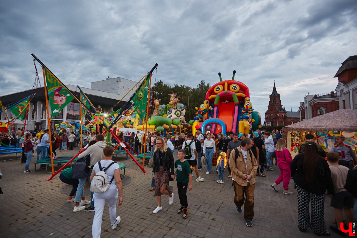 В эту субботу, 2 сентября, Владимир начал отмечать солидную дату — свое 1033-летие. Поздравления именинник принимал в центре города, который по традиции перекрыли и обрамили торговыми точками и развлекательными площадками. «Ключ-Медиа», разумеется, тоже решил почувствовать вкус праздника и влился в толпу гуляющих на День города!