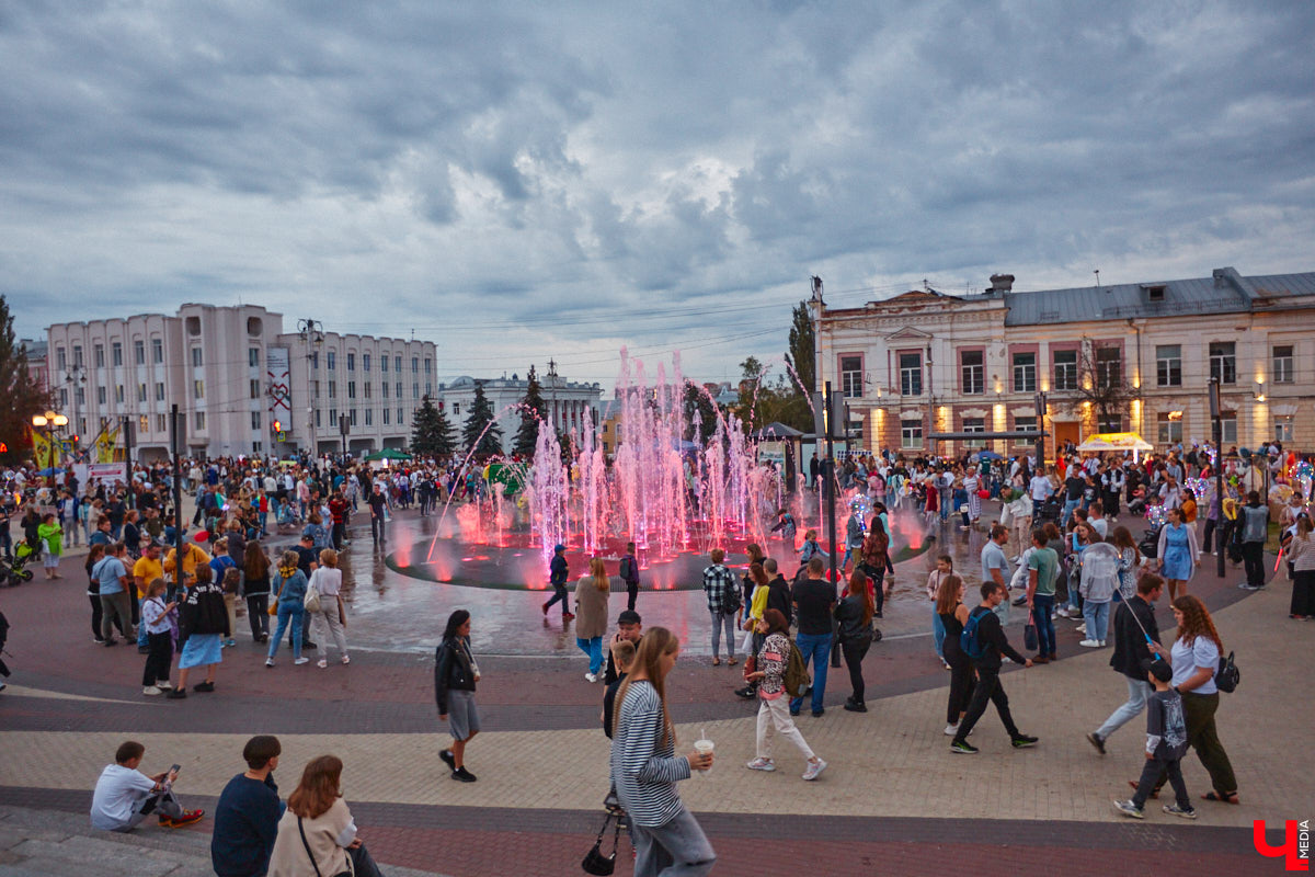В эту субботу, 2 сентября, Владимир начал отмечать солидную дату — свое 1033-летие. Поздравления именинник принимал в центре города, который по традиции перекрыли и обрамили торговыми точками и развлекательными площадками. «Ключ-Медиа», разумеется, тоже решил почувствовать вкус праздника и влился в толпу гуляющих на День города!