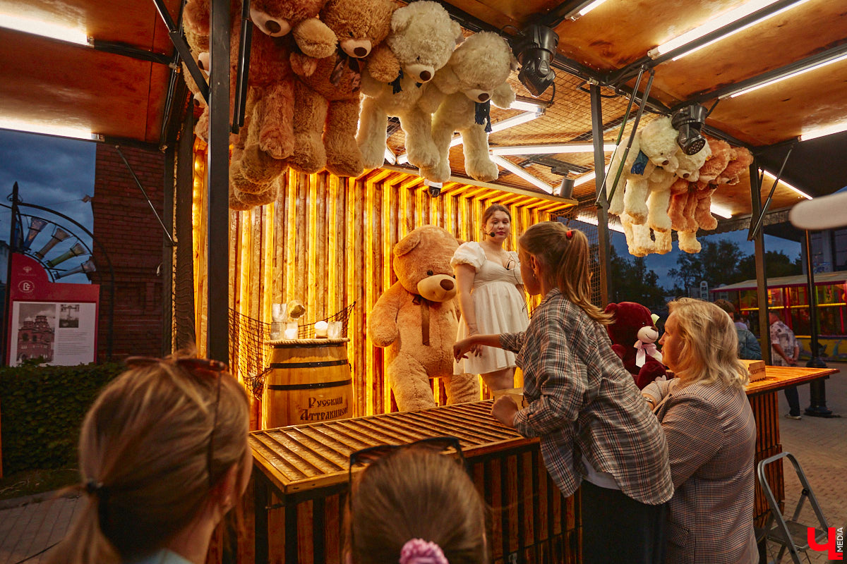 В эту субботу, 2 сентября, Владимир начал отмечать солидную дату — свое 1033-летие. Поздравления именинник принимал в центре города, который по традиции перекрыли и обрамили торговыми точками и развлекательными площадками. «Ключ-Медиа», разумеется, тоже решил почувствовать вкус праздника и влился в толпу гуляющих на День города!