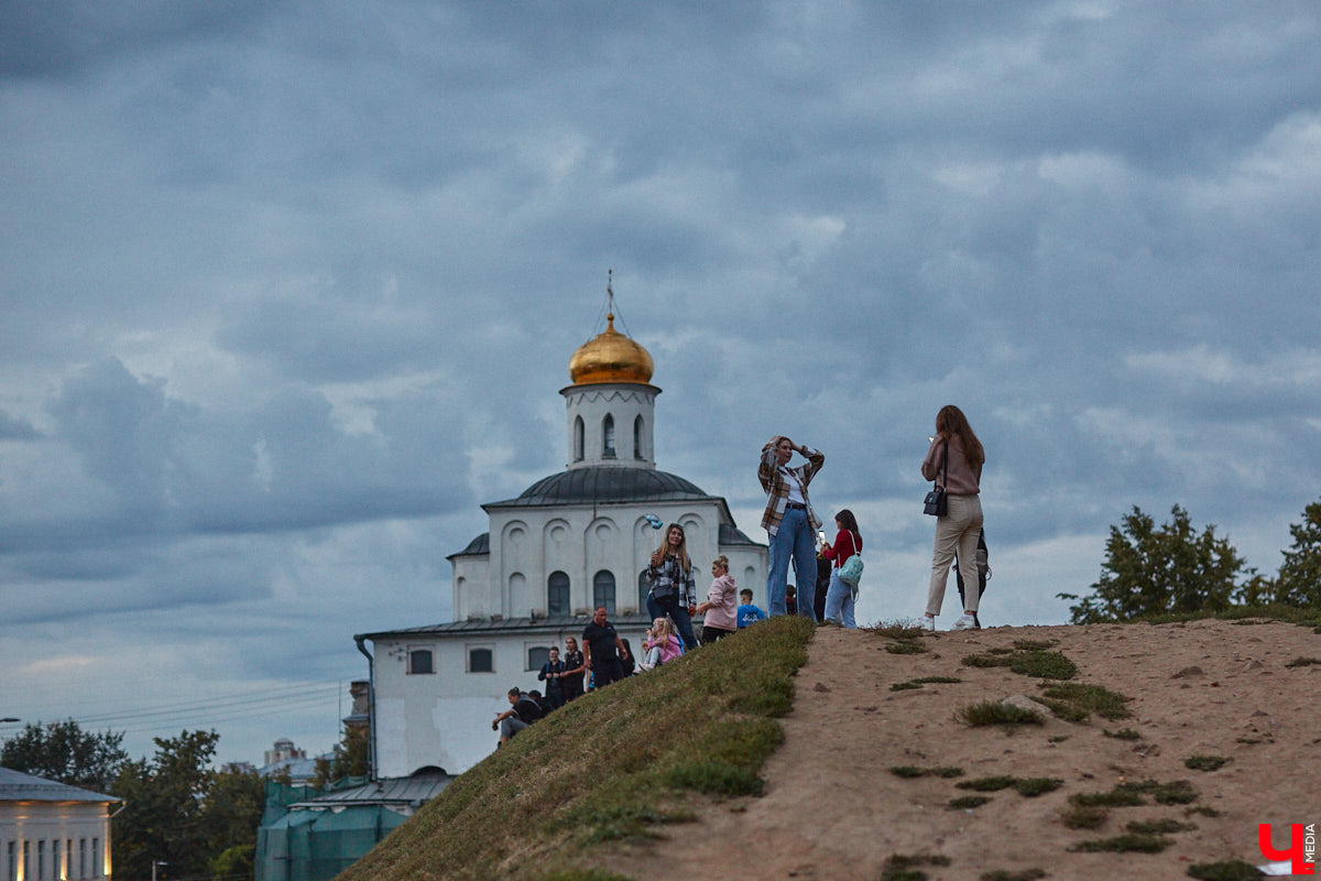 В эту субботу, 2 сентября, Владимир начал отмечать солидную дату — свое 1033-летие. Поздравления именинник принимал в центре города, который по традиции перекрыли и обрамили торговыми точками и развлекательными площадками. «Ключ-Медиа», разумеется, тоже решил почувствовать вкус праздника и влился в толпу гуляющих на День города!