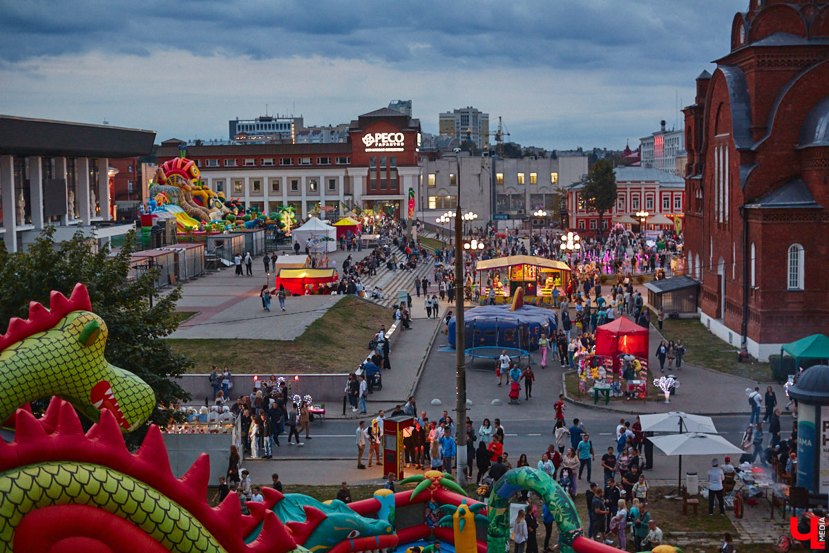 В эту субботу, 2 сентября, Владимир начал отмечать солидную дату — свое 1033-летие. Поздравления именинник принимал в центре города, который по традиции перекрыли и обрамили торговыми точками и развлекательными площадками. «Ключ-Медиа», разумеется, тоже решил почувствовать вкус праздника и влился в толпу гуляющих на День города!