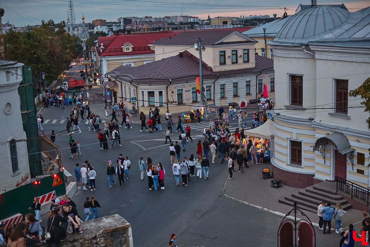 В эту субботу, 2 сентября, Владимир начал отмечать солидную дату — свое 1033-летие. Поздравления именинник принимал в центре города, который по традиции перекрыли и обрамили торговыми точками и развлекательными площадками. «Ключ-Медиа», разумеется, тоже решил почувствовать вкус праздника и влился в толпу гуляющих на День города!