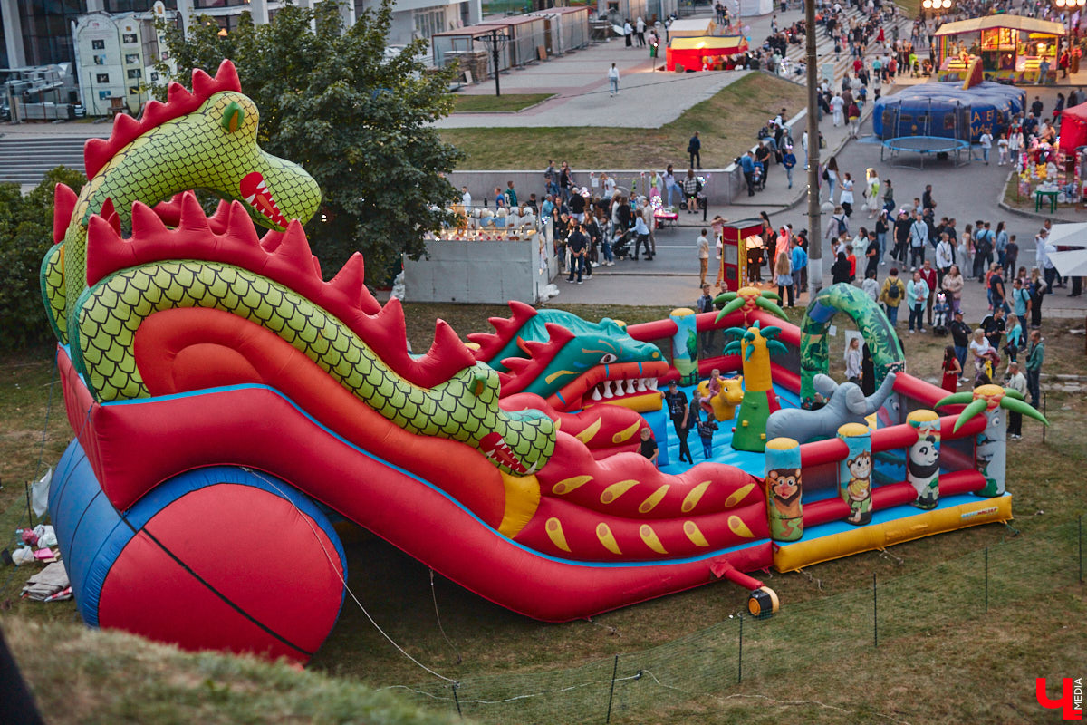 В эту субботу, 2 сентября, Владимир начал отмечать солидную дату — свое 1033-летие. Поздравления именинник принимал в центре города, который по традиции перекрыли и обрамили торговыми точками и развлекательными площадками. «Ключ-Медиа», разумеется, тоже решил почувствовать вкус праздника и влился в толпу гуляющих на День города!