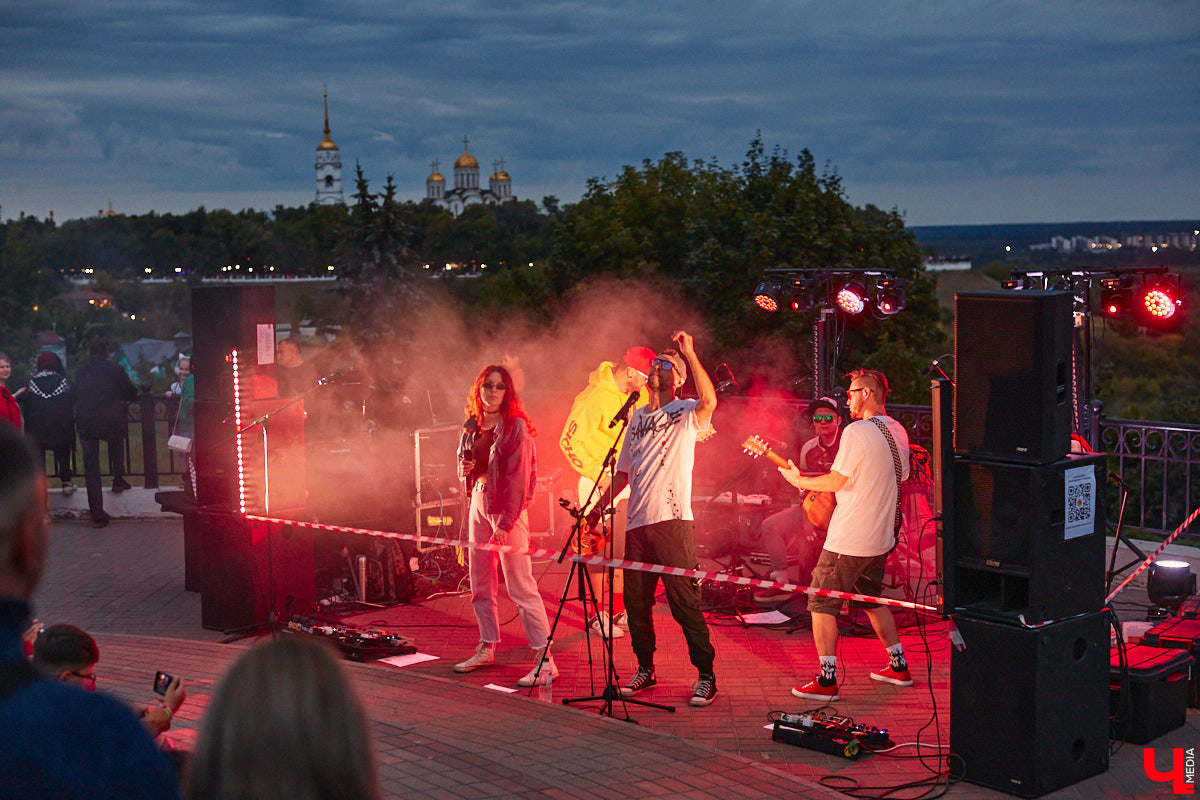 В эту субботу, 2 сентября, Владимир начал отмечать солидную дату — свое 1033-летие. Поздравления именинник принимал в центре города, который по традиции перекрыли и обрамили торговыми точками и развлекательными площадками. «Ключ-Медиа», разумеется, тоже решил почувствовать вкус праздника и влился в толпу гуляющих на День города!