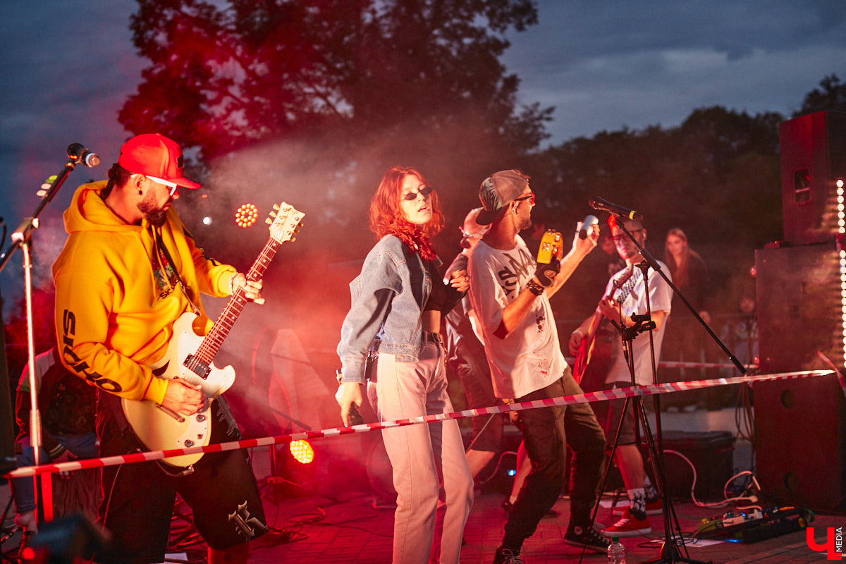 В эту субботу, 2 сентября, Владимир начал отмечать солидную дату — свое 1033-летие. Поздравления именинник принимал в центре города, который по традиции перекрыли и обрамили торговыми точками и развлекательными площадками. «Ключ-Медиа», разумеется, тоже решил почувствовать вкус праздника и влился в толпу гуляющих на День города!