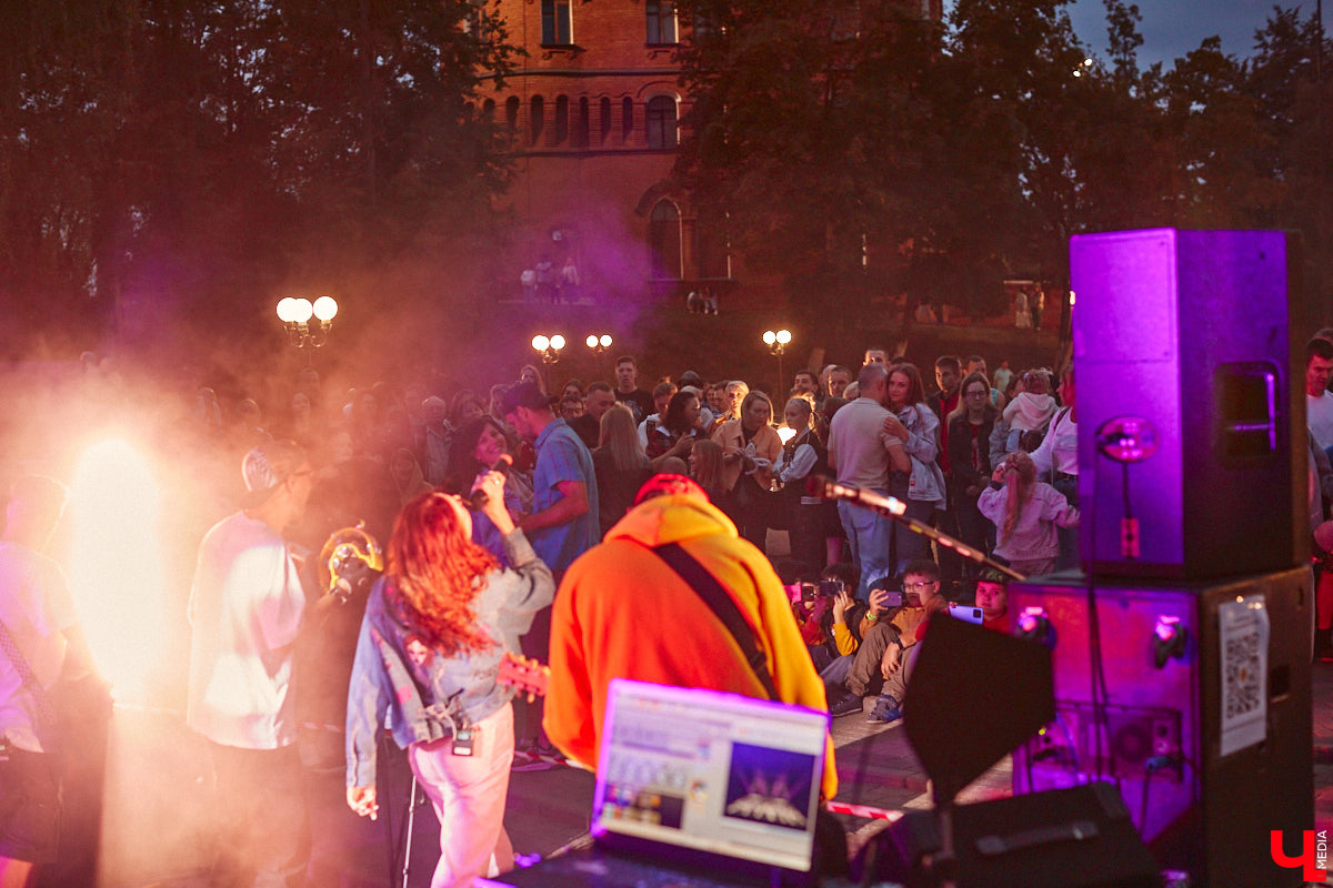 В эту субботу, 2 сентября, Владимир начал отмечать солидную дату — свое 1033-летие. Поздравления именинник принимал в центре города, который по традиции перекрыли и обрамили торговыми точками и развлекательными площадками. «Ключ-Медиа», разумеется, тоже решил почувствовать вкус праздника и влился в толпу гуляющих на День города!